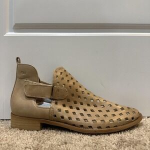 Musse & Cloud Boots Womens Size 10 Beige Leather Perforated Ankle Booties